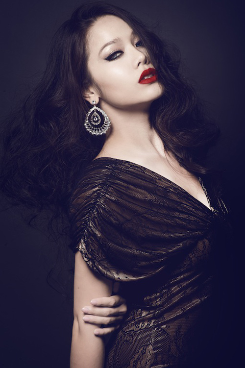 Nhật Kim Anh gợi cảm phong cách Tây cổ điển